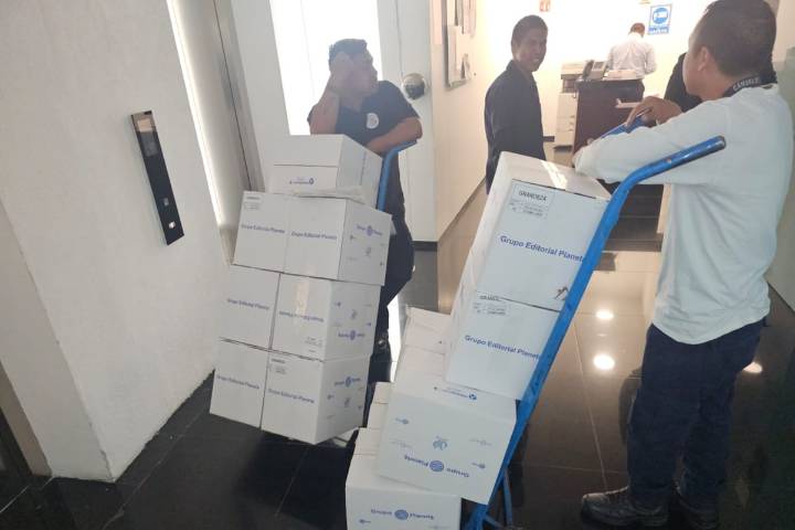 Compra masiva de libros de AMLO en Senado; llegan cajas y cajas a oficinas de morenistas