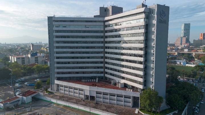 Trabajadores y ONG bloquean sede del Issste en protesta por solicitudes pendientes