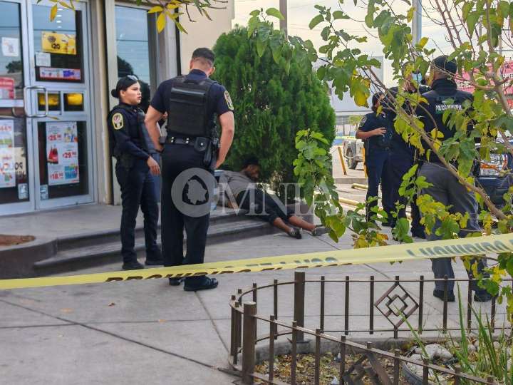 Hombre en situación de calle muere frente a OXXO en la Zona Centro