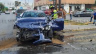 Choque triple deja mujer herida; Mustang se pasa el alto y provoca apagón en el Centro
