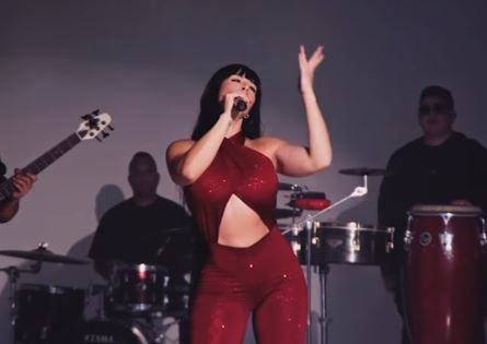 Diosa Canales revive la flor inmortal de Selena