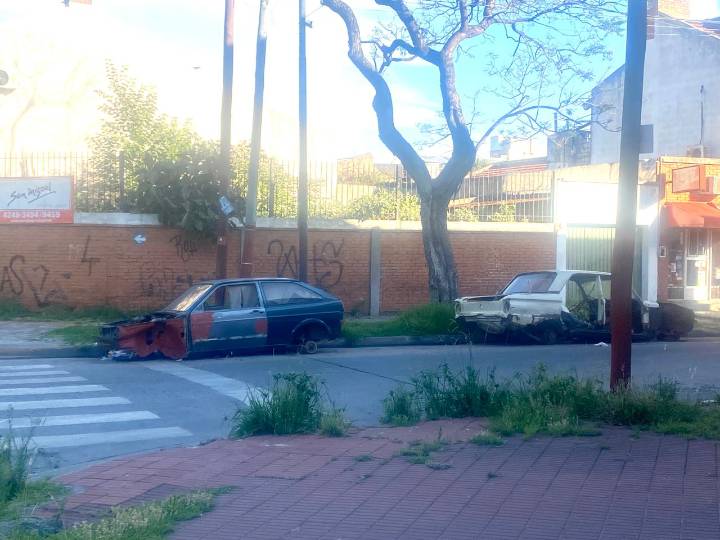 Vecinos de Rangugni le apuntan a taller multifacético por el abandono de autos desguazados