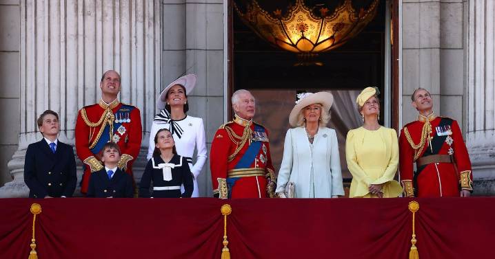 Detienen a grupo que lanzó alimentos contra vitrina de joyas de la corona británica