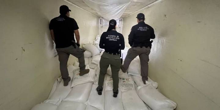Detienen a sujetos con millonario cargamento de más de 300 kilos de metanfetamina en tractocamión en Sinaloa
