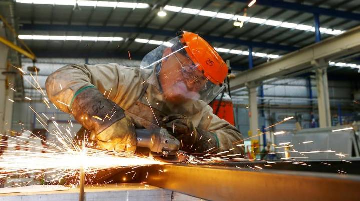La construcción y la industria registraron caídas en octubre, según el INDEC