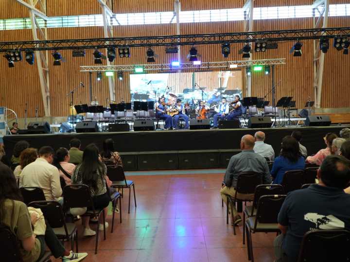 Jóvenes talentos de SLEP Maule Costa brillan en festival de bandas estudiantiles