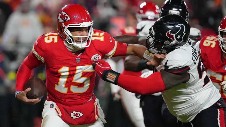 NFL QB rankings, Week 15: Patrick Mahomes hits season low while Jordan Love cracks top 5