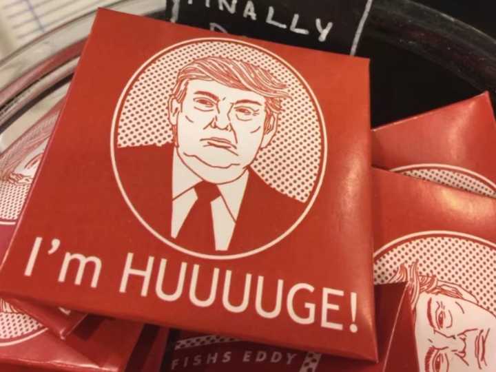 Estado Unidos: publican nuevas fotos del patrimonio de Epstein que muestran a Trump, Bannon y Bill Clinton