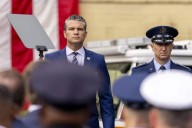 Casa Blanca sugiere que se atacó a supervivientes de lancha, pero exonera al secretario de Guerra