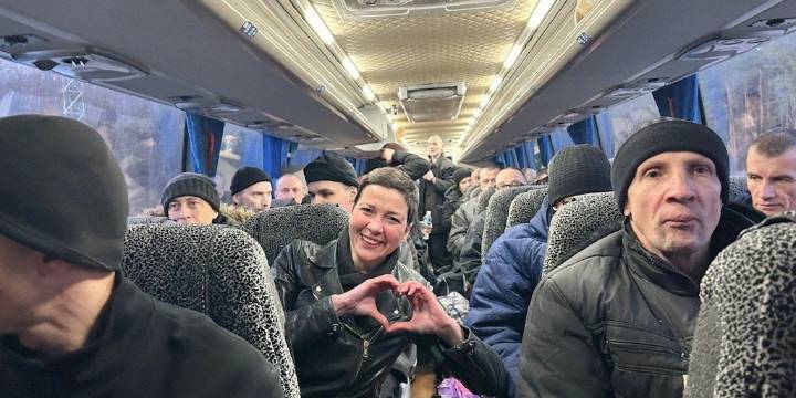 Ucrania recibió a 114 presos políticos bielorrusos tras ser liberados por el régimen de Lukashenko