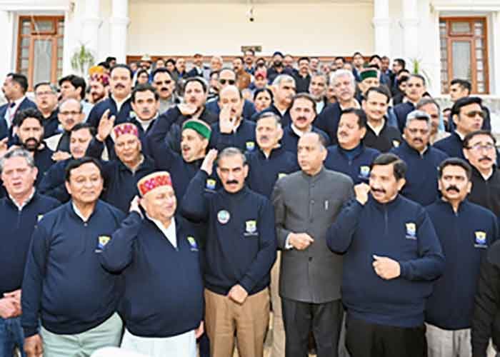 Congress, BJP lawmakers jointly hold protest on Himachal Assembly premises against ‘chitta’ menace