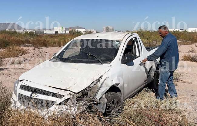 Vuelca camioneta tras quitarle el derecho de paso en bulevar Colosio