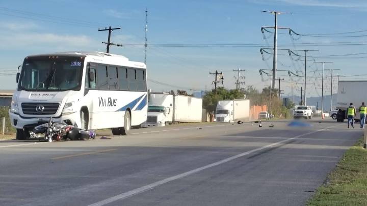 Motociclista muere tras chocar contra transporte de personal y ser arrollado por tráiler en Ciénega de Flores, Nuevo León