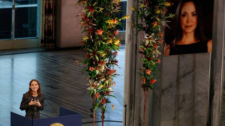 "Si queremos tener democracia, debemos estar dispuestos a luchar por la libertad": hija de María Corina Machado en discurso de aceptación de la líder democrática del premio Nobel de la Paz