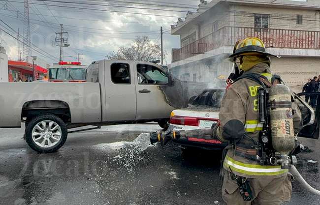 Taxi queda reducido a cenizas tras fuerte choque en la colonia Bellavista