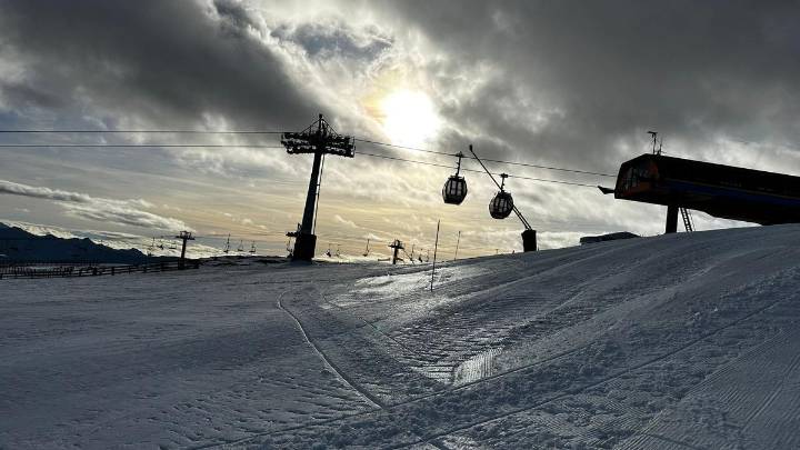 Los fallos en los remontes lastran el inicio de temporada en Pajares y provocan el malestar de los esquiadores: "Las cosas no funcionan y ya lo habíamos avisado"