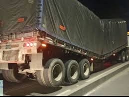 Falla estructural en tractomula con insumos para Indumil provoca operativo de seguridad en la Autopista Norte