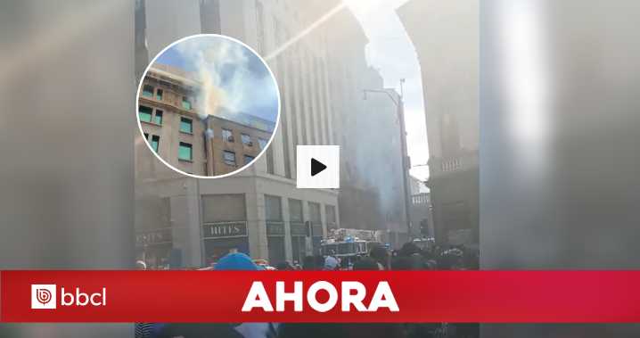 Reportan incendio en edificio en pleno centro de Santiago