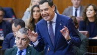 Juanma Moreno critica que Pedro Sánchez "se humille hincando las rodillas" ante Puigdemont por "unos meses más en el Gobierno"