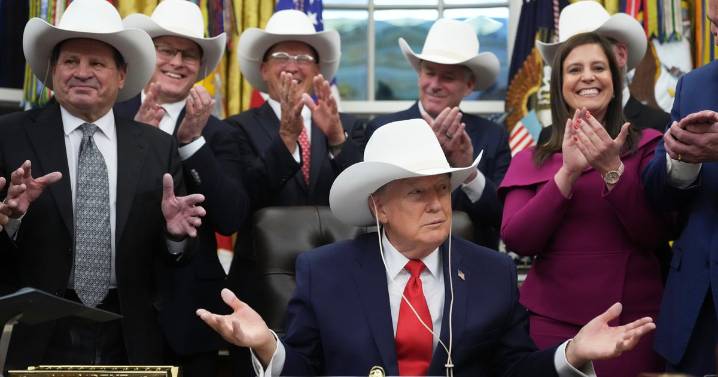 Trump honors "Miracle on Ice" U.S. Olympic men's hockey team during Congressional Medal Act signing