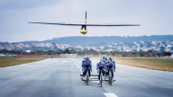 Ciclistas del Red Bull remolcan y lanzan al aire una avioneta en Mallorca