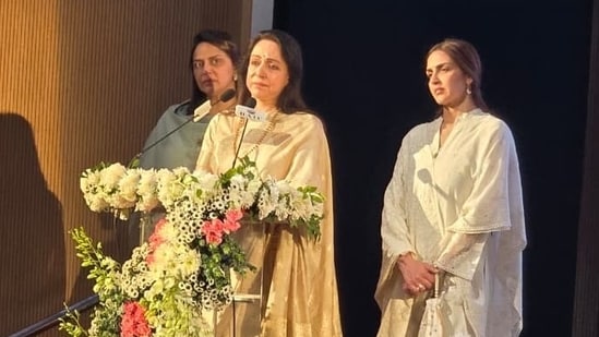Delhi CM, Amit Shah, Kangana among others attend Dharmendra prayer meet in Delhi