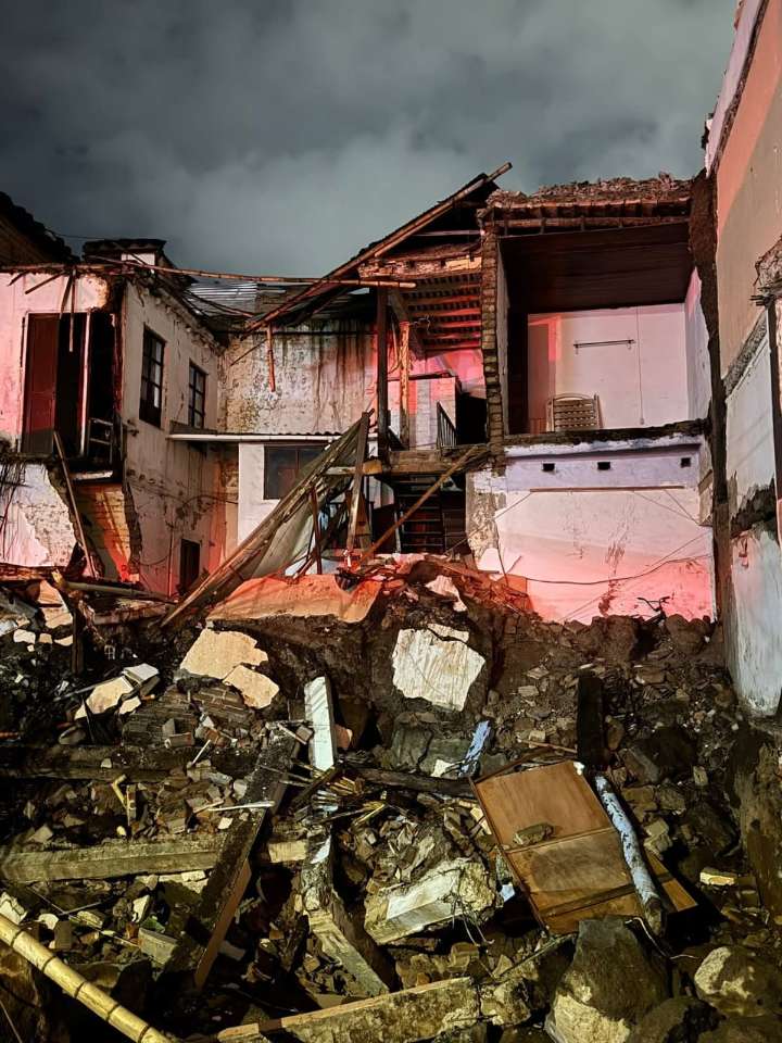 Vivienda se desplomó en el barrio Obrero: varias personas atrapadas