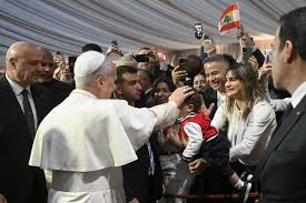 En una misa multitudinaria en Beirut, el papa pide "nuevos enfoques" para la paz
