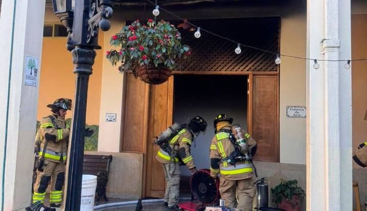 Alivio en El Carmen tras incendio: se truncó pesebre monumental, pero no se quemó la Casa de la Cultura