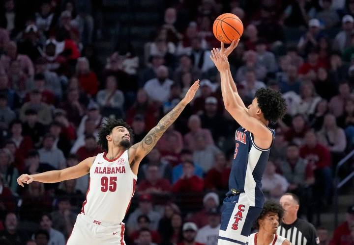 Deadspin | No. 1 Arizona blasts No. 12 Alabama thanks to career high from Brayden Burries