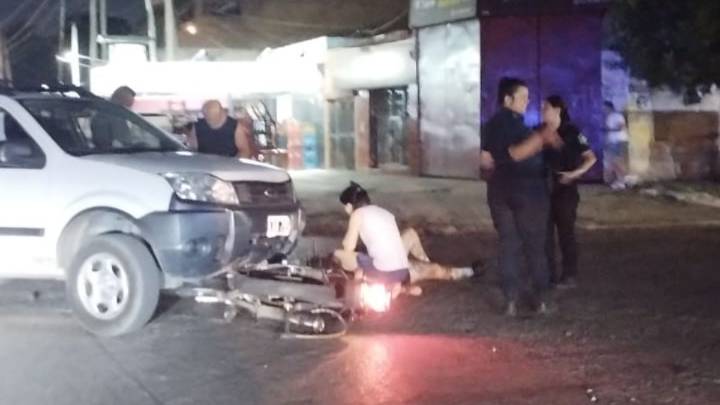 Fuerte choque entre una camioneta y una moto en Almirante Brown: un herido