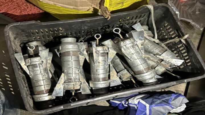 Hallan arsenal y 70 explosivos en vivienda de Escuinapa durante operativo militar