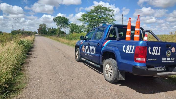 Lo detuvieron, le robó el arma a un policía y se tiró del patrullero en movimiento