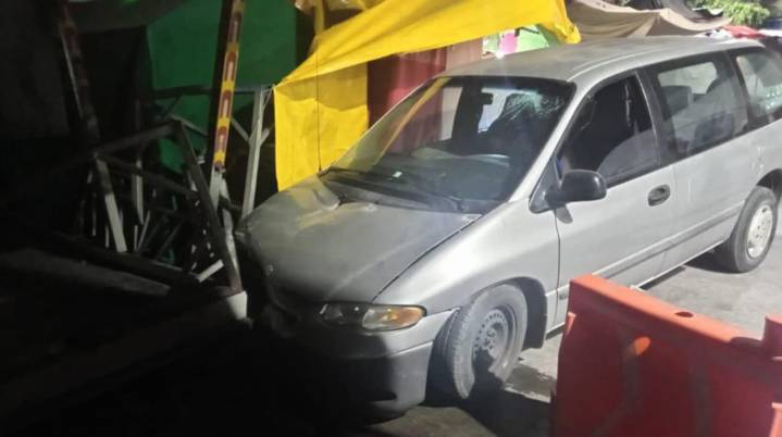 Conductor alcoholizado choca camioneta contra puesto de feria