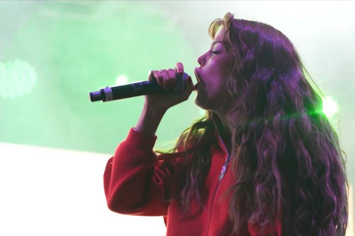 Bu Cuarón, hija de Alfonso Cuarón, respondió a las críticas por su show en el concierto de Dua Lipa