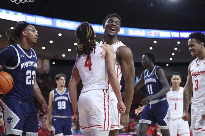 Deadspin | No. 7 Houston uses balanced scoring attack to crush New Orleans