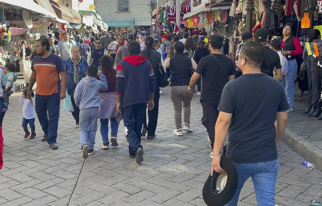 Inundan saltillenses Zona Centro por compras navideñas