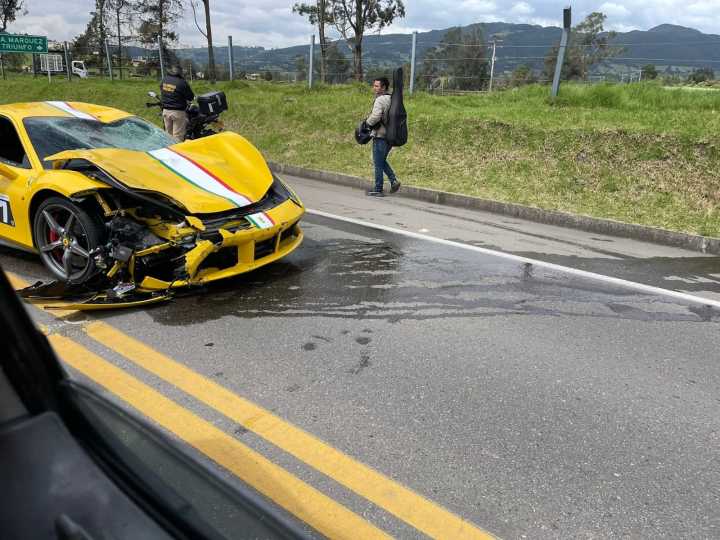 Trágico accidente entre un vehículo de alta gama y una motocicleta deja un fallecido