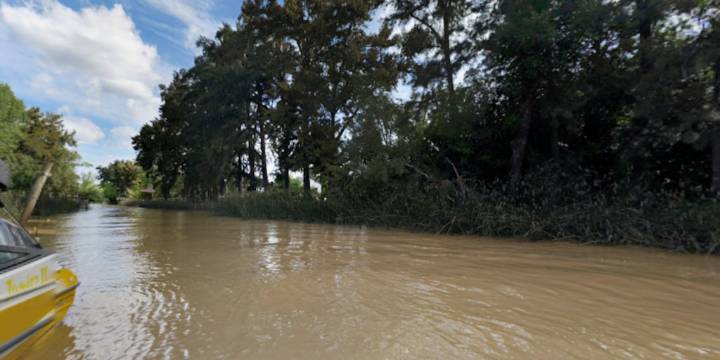 Buscan a un hombre que fue arrastrado por la corriente en un arroyo de Río Negro al intentar rescatar a su hijo