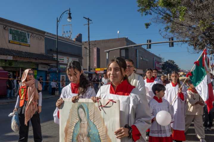 Cientos de tijuanenses salen a las calles en la tercera peregrinación a la Virgen de Guadalupe