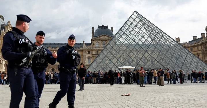 Nuevos antecedentes de robo al museo del Louvre: ladrones escaparon con solo 30 segundos de ventaja