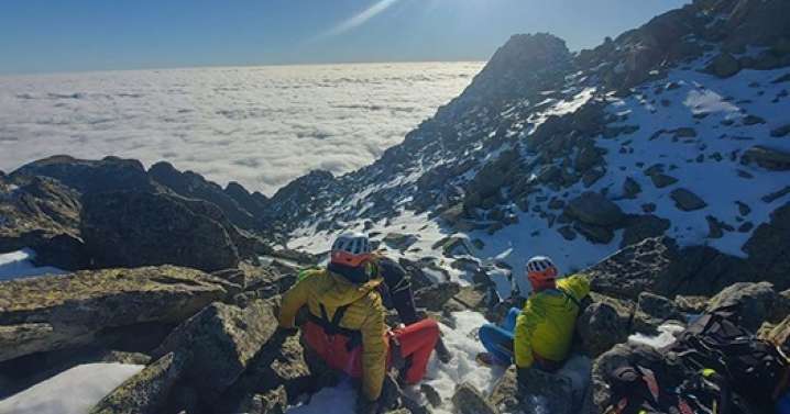 El vertiginoso rescate sobre las nubes de un montañero lesionado en Ávila