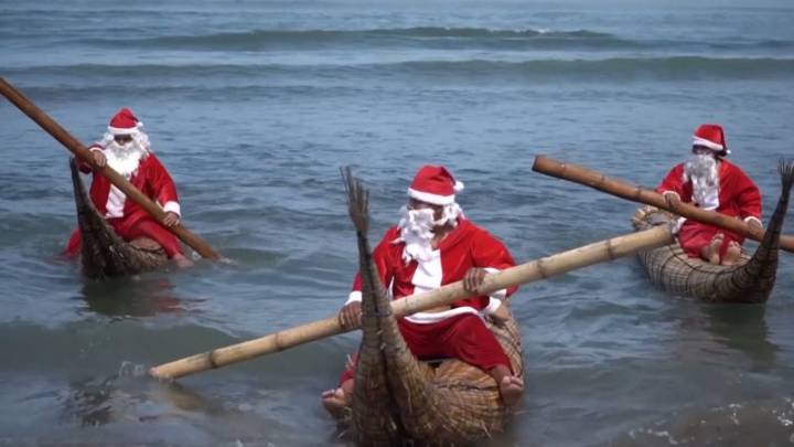 Pescadores vestidos de Santa Claus ofrecen paseos gratuitos en bote en Perú