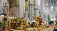 El pesebre bíblico más grande de Latinoamérica ilumina la Basílica del Voto Nacional en Quito