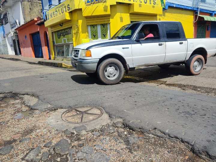 Huecos de la calle Junín con Barreto ponen en peligro a peatones y conductores de Maturín
