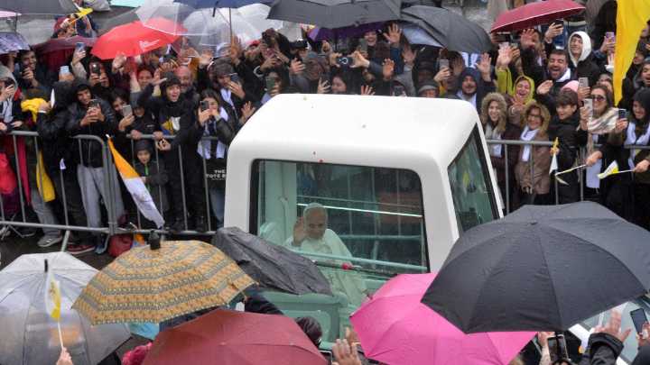 El papa León XIV reza ante la tumba del santo Charbel en el Líbano en su segundo día de visita: 'Para el mundo pedimos paz'