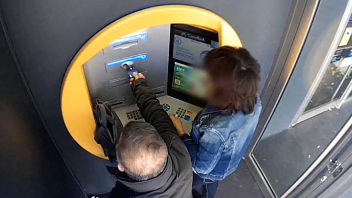 Vaciaban cuentas con un simple intercambio de tarjetas: detenidos en Zaragoza por estafas “scalping”