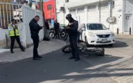 Vehículo impacta contra policía que iba en bicicleta en Guadalajara: Se golpeó la cabeza con el asfalto