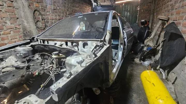 Ate: capturan a delincuentes dedicados al robo de autos para desmantelarlos y vender sus partes