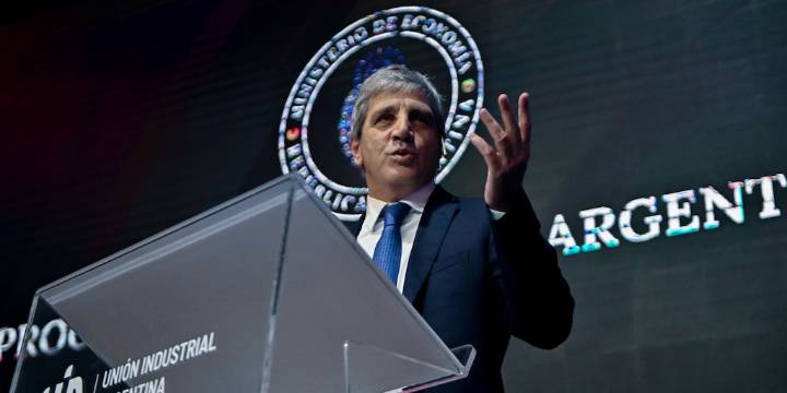 Caputo: “No vamos a salir a comprar divisas como loquitos para tener un dólar alto y probar que somos competitivos”